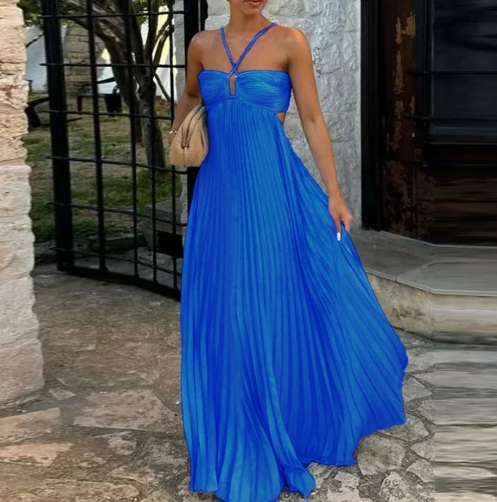 Mode femme : robe plissée col halter, élégance fluide pour vos événements et cocktails.