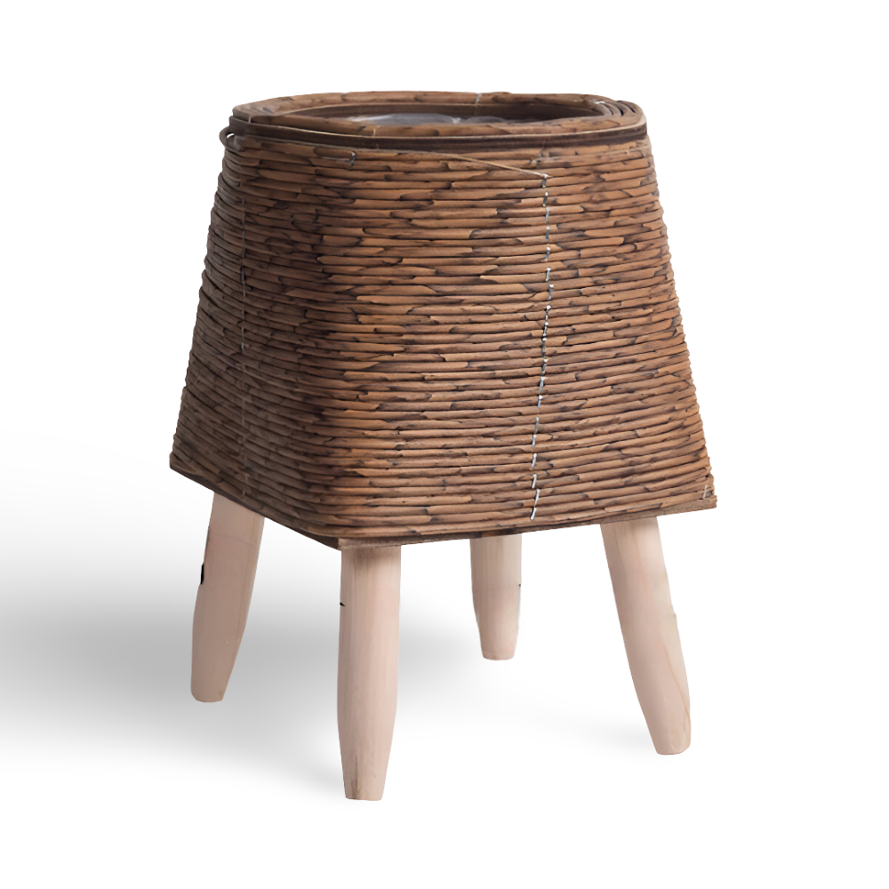 Jardinière durable en rotin synthétique résistant aux UV, avec pieds en bois massifs et stables.