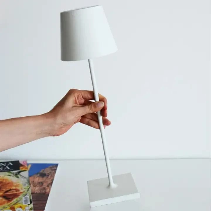 Lampe LED portable, sans fil, commande vocale, design épuré, idéale pour ambiance sur table.