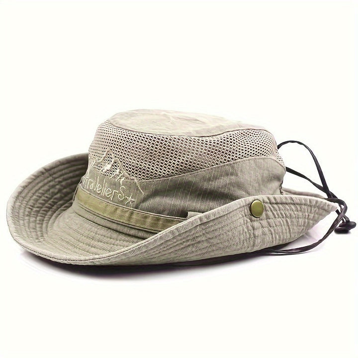 Gros plan sur un chapeau de soleil respirant avec cordon ajustable, protection UV pour activités de plein air.