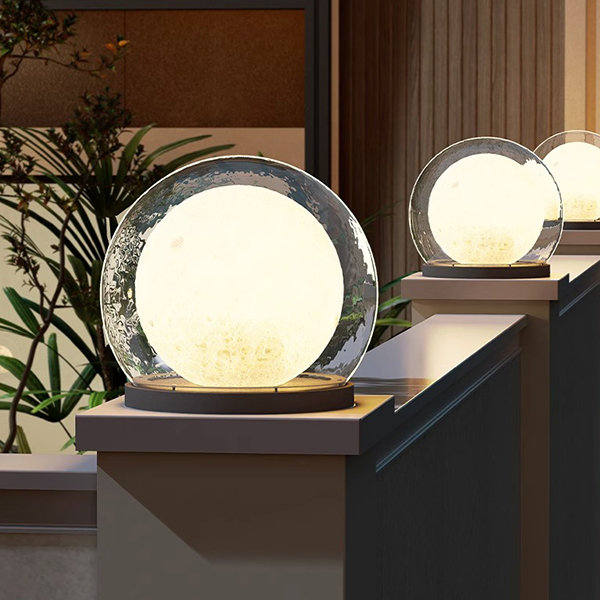 Lampe lune éteinte, objet de décoration design pour l'aménagement paysager diurne du jardin.