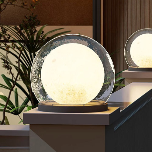 Plusieurs lampes lune alignées, éclairage harmonieux pour une allée de jardin contemporaine.