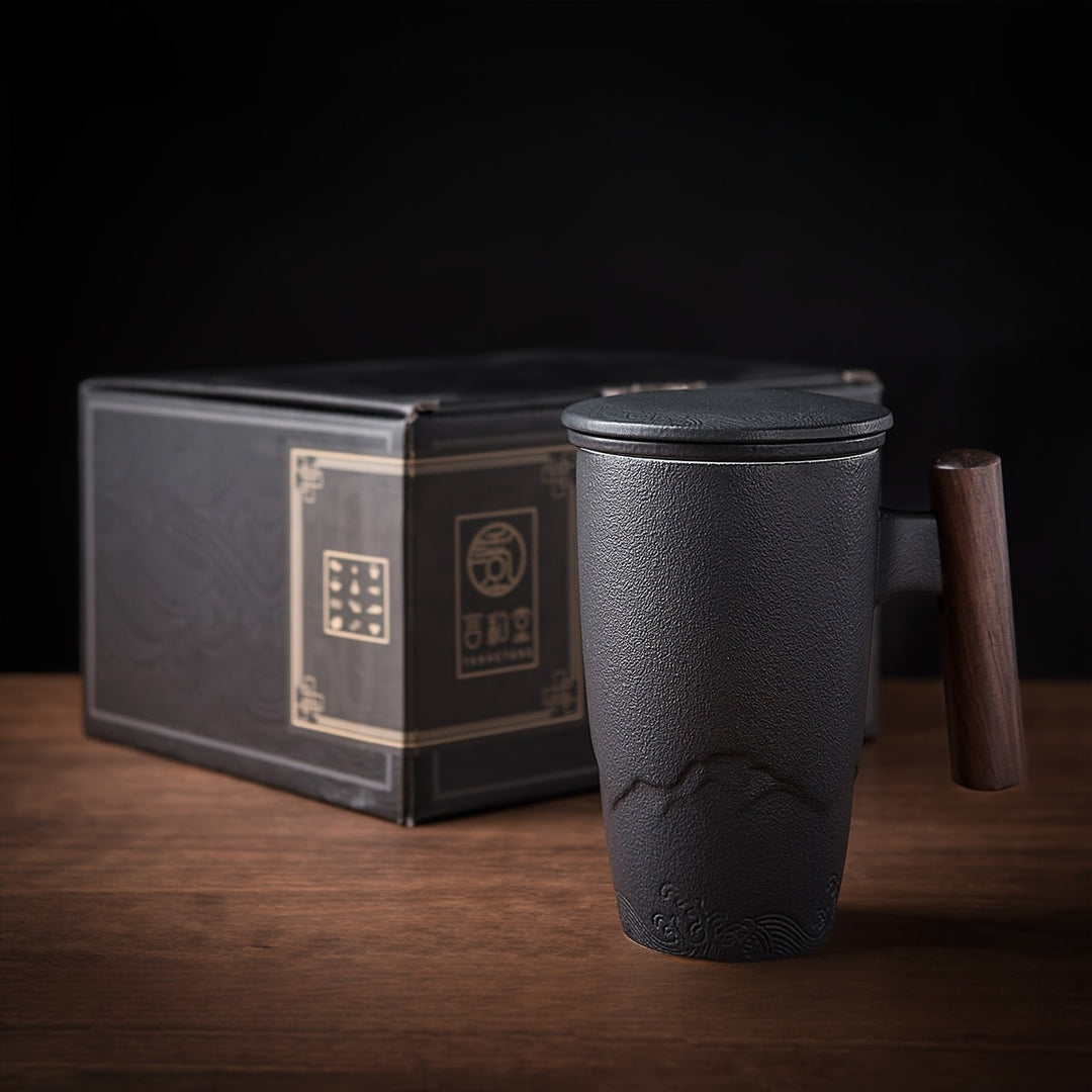 Tasse à thé en céramique grise artisanale avec filtre, offrant une expérience de dégustation supérieure.