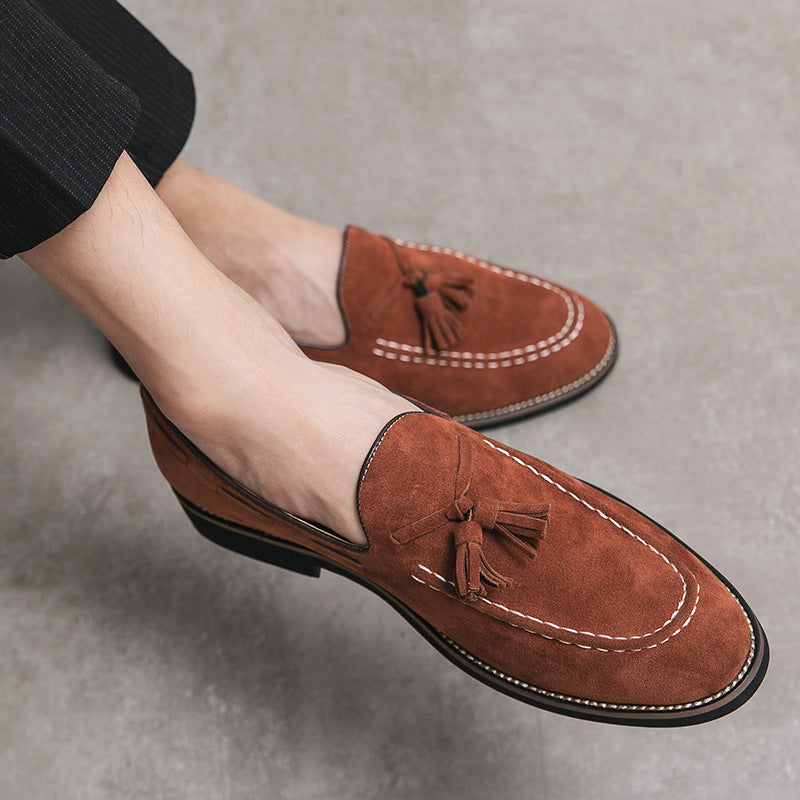 Mocassins à glands classiques pour hommes. Chaussures élégantes et polyvalentes, parfaites pour un look chic décontracté.