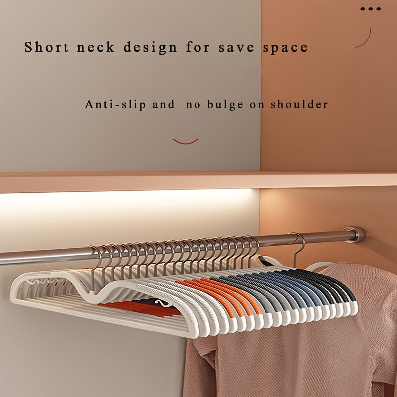 Cintre en plastique court, antidérapant et pivotant, optimisant l'organisation du dressing.