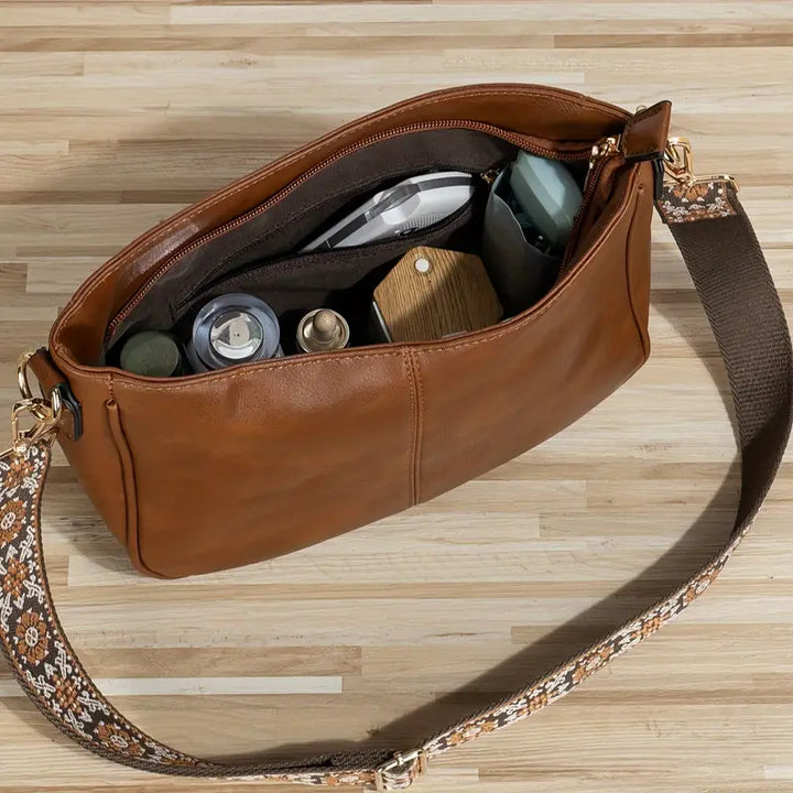Détail texture du cuir vegan: sac à bandoulière végétalien pour femme, chic et durable.