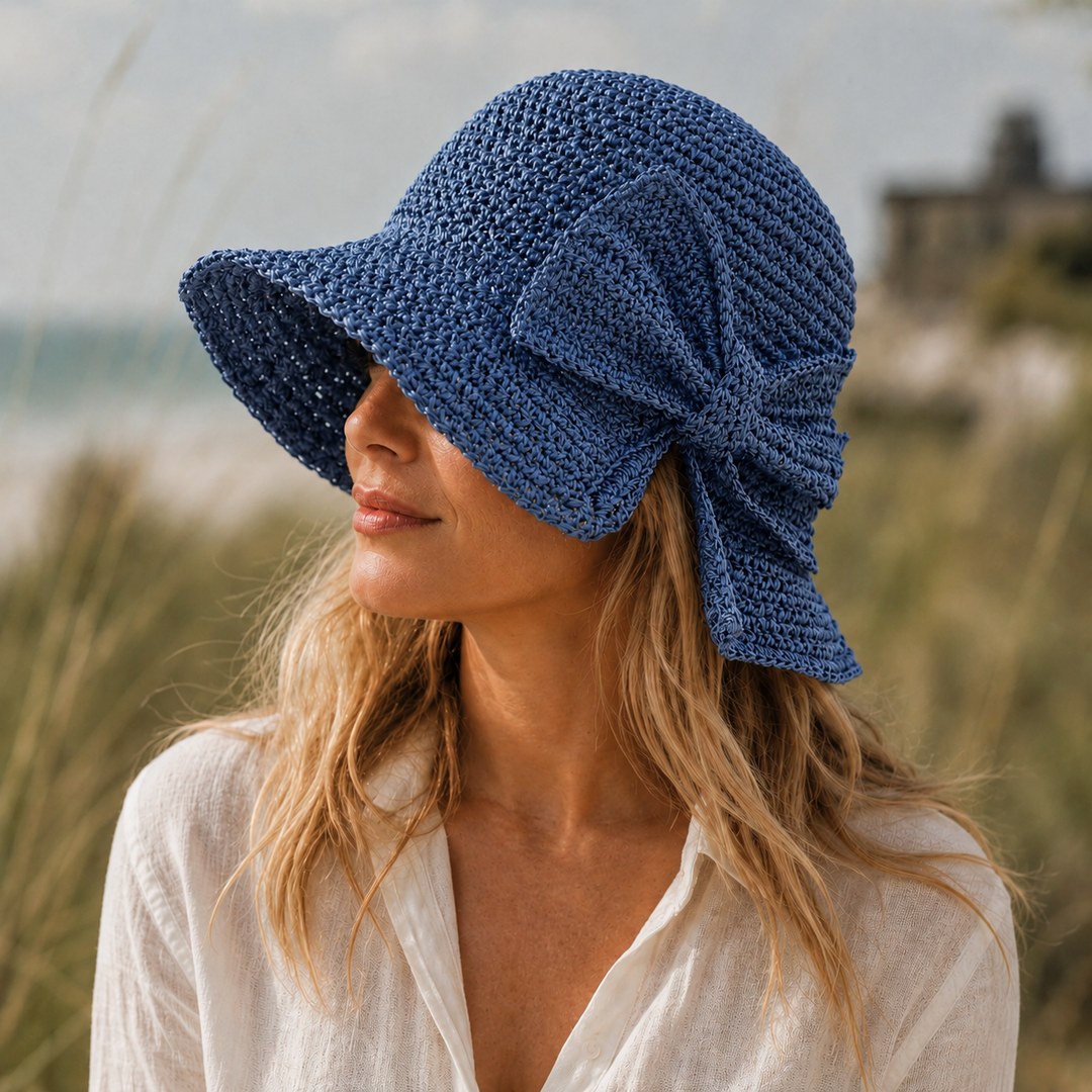 Chapeau de paille femme élégant, bord court, nœud tressé. Parfait accessoire de mode été pour protection solaire et style.