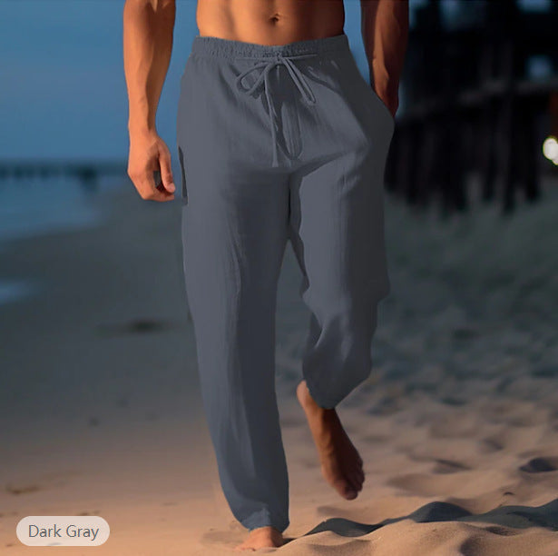 Silhouette d'un homme marchant sur la plage, pantalon en lin beige respirant. Style décontracté été.