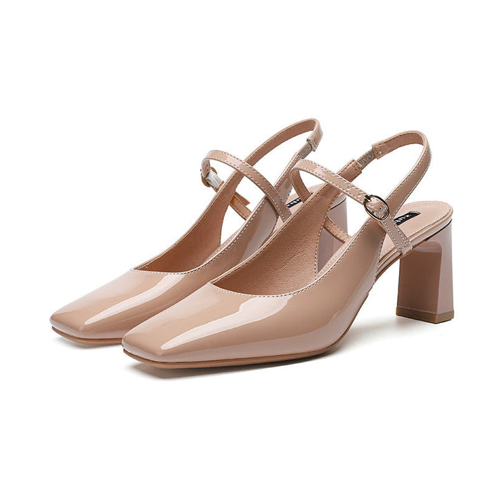 Vue latérale de chaussures femmes à talon large stable, bout carré et brides croisées chic pour l'été.