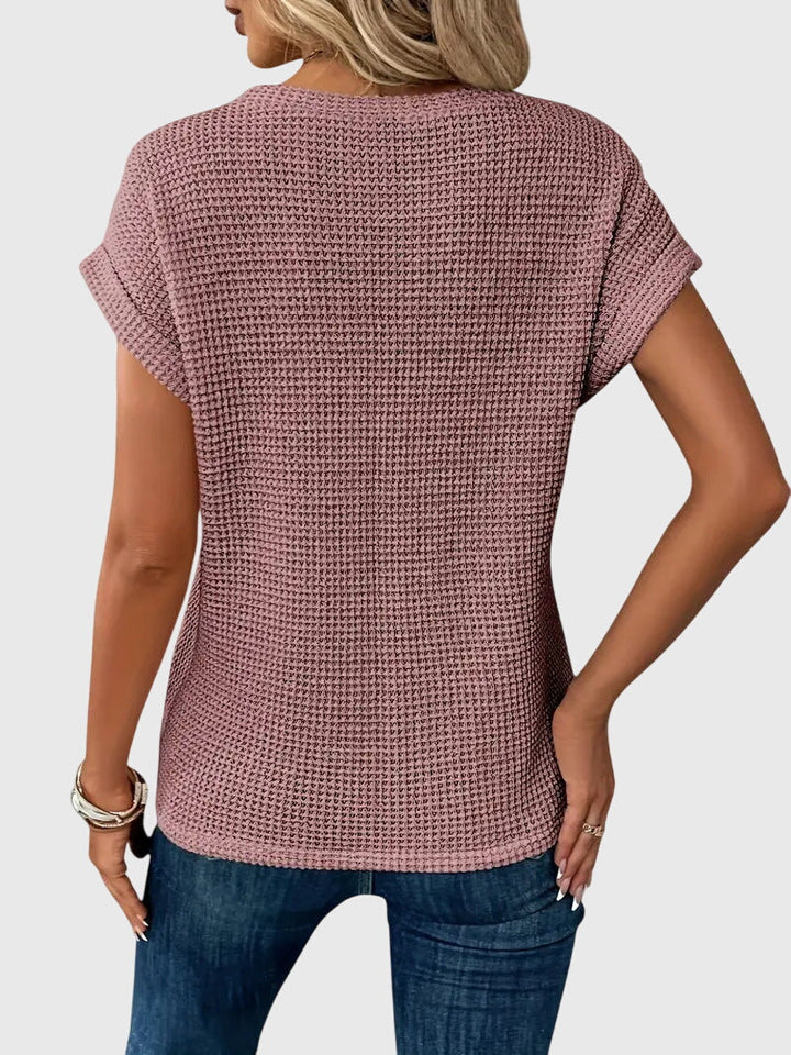 Blouse femme à col rond, tenue de bureau printanière ou look décontracté chic. Élégance mode garantie.