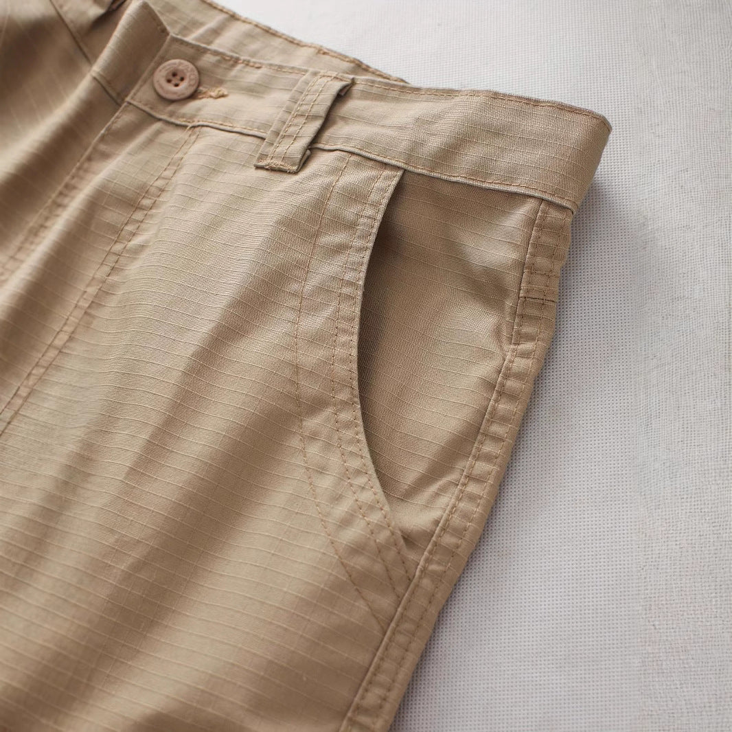 Pantalon cargo tactique homme robuste, porté en extérieur, offrant confort et résistance pour toutes vos explorations.