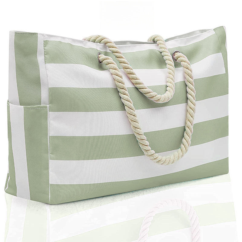 Sac de voyage rayé tendance pour femme, idéal pour la plage ou les escapades estivales.