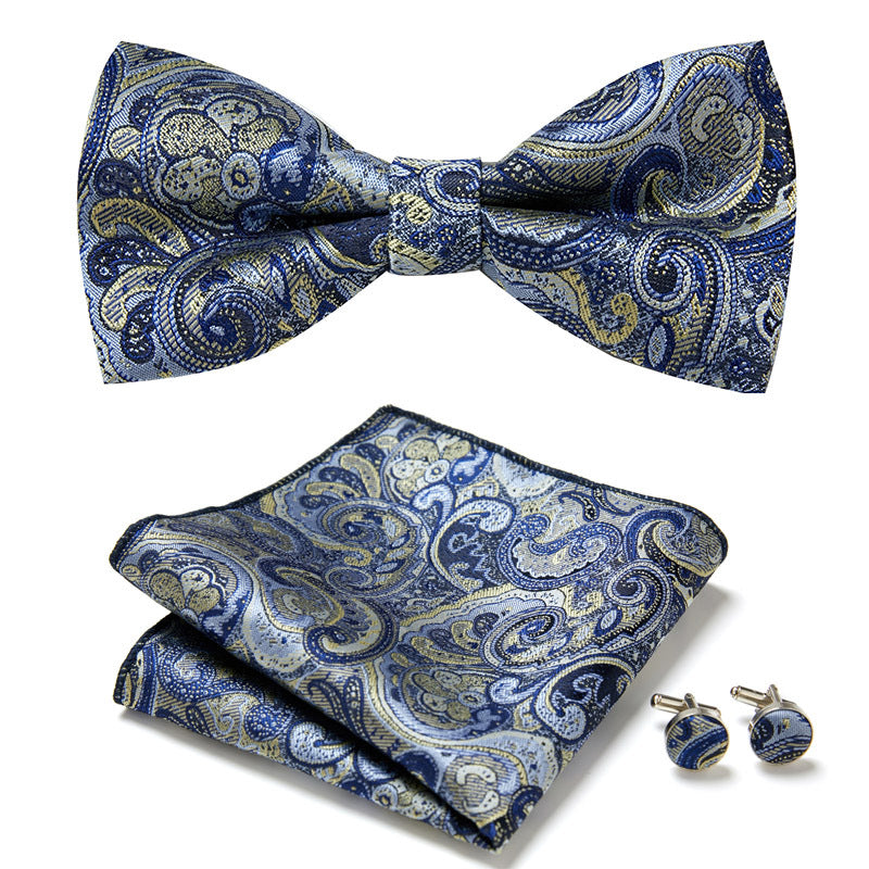 Élégant ensemble homme : nœud papillon, pochette et boutons de manchette à motifs.