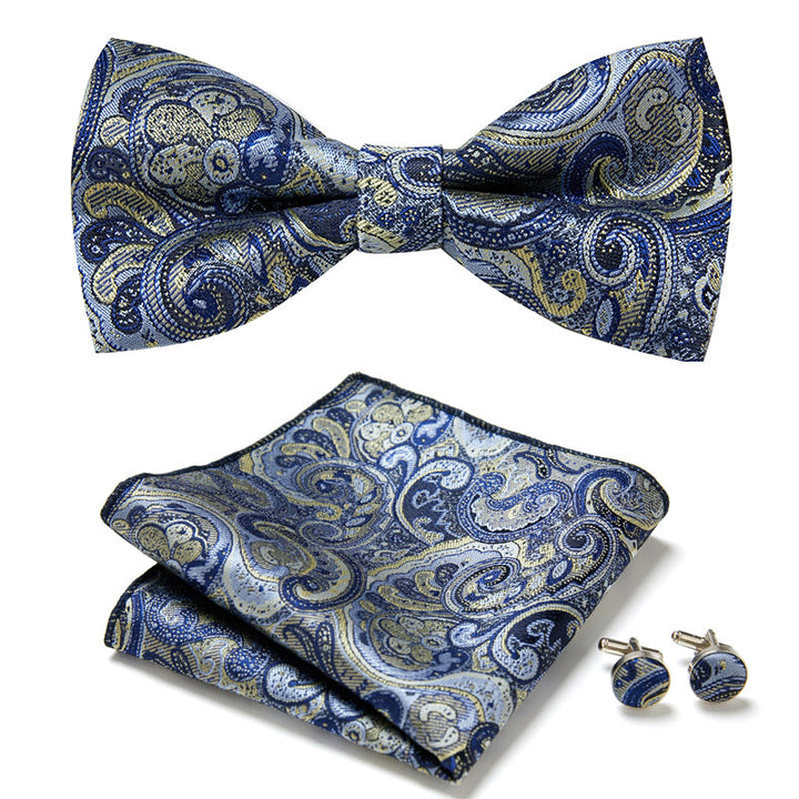 Élégant ensemble homme : nœud papillon, pochette et boutons de manchette à motifs.