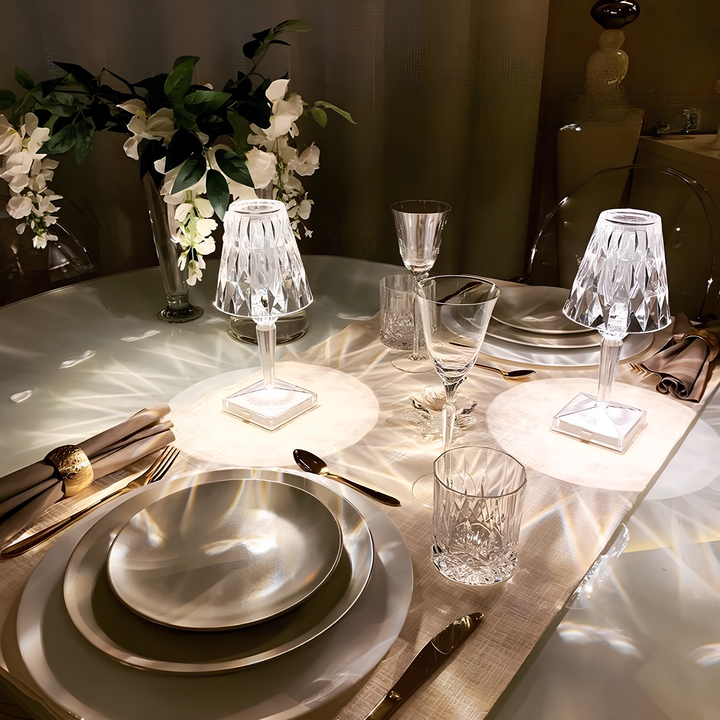Lampe de table rechargeable en cristal. Éclairage LED tactile pour un salon moderne et une ambiance chaleureuse.