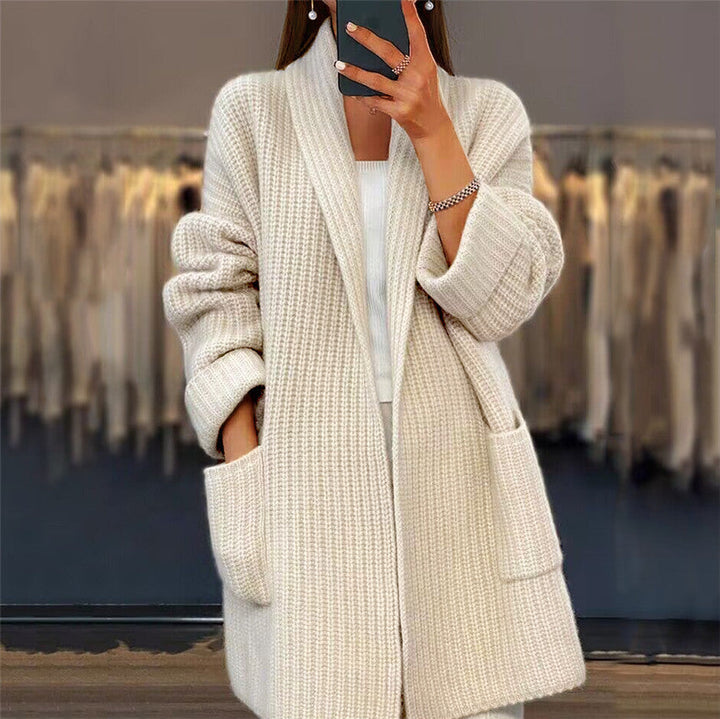 Cardigan femme en maille beige camel, coupe oversize décontractée et chic. Idéal automne/hiver.