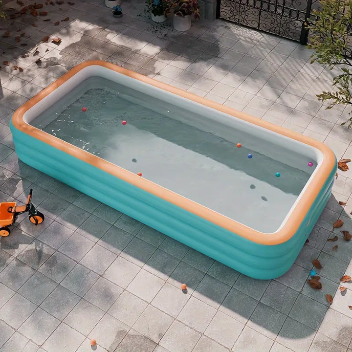 Piscine gonflable familiale spacieuse pour jardin, idéale pour détente et jeux d'été.