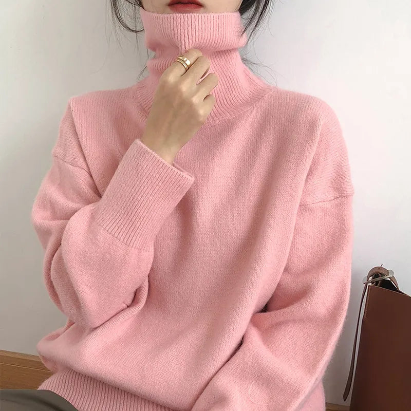 Femme en pull matelassé col roulé, alliant élégance et confort. Idéal pour une tenue tendance hivernale.