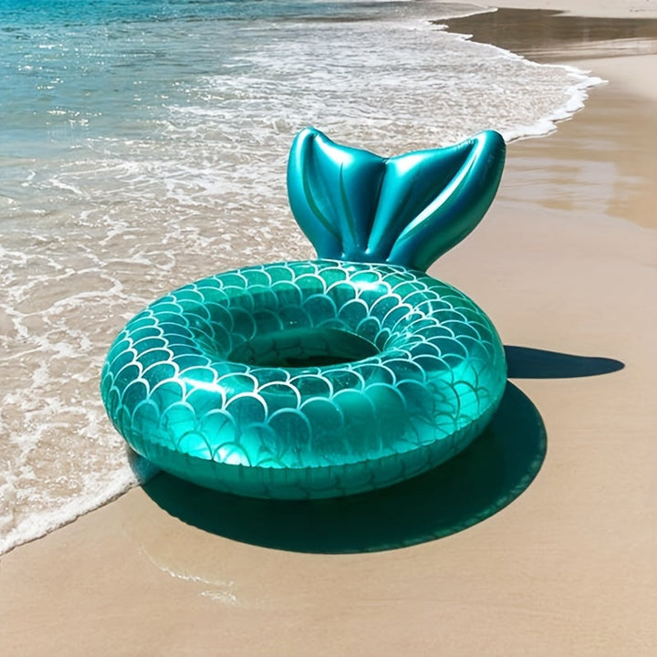 Flotteur aquatique design coquille de sirène pour adultes, promettant détente et plaisir estival à la plage.