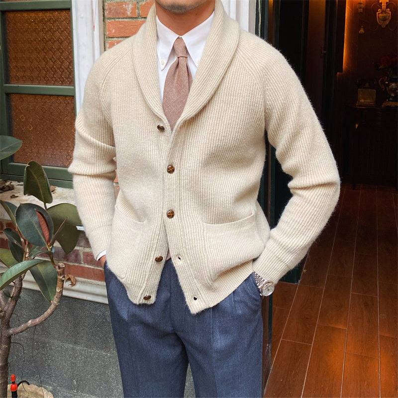 Cardigan homme boutonné en tricot. Vêtement automne décontracté et élégant, parfait pour toute occasion.