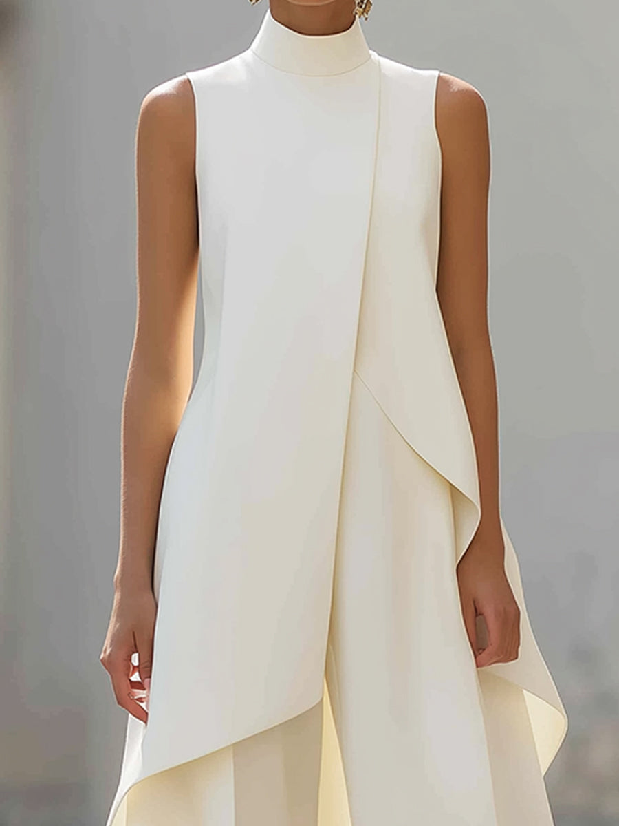 Combinaison pantalon femme élégante, col montant asymétrique. Tenue de soirée ou événement chic.