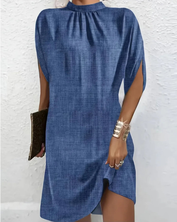 Robe courte été femme, motif géométrique coloré et vif, col montant et fente latérale. Un look moderne et élégant.