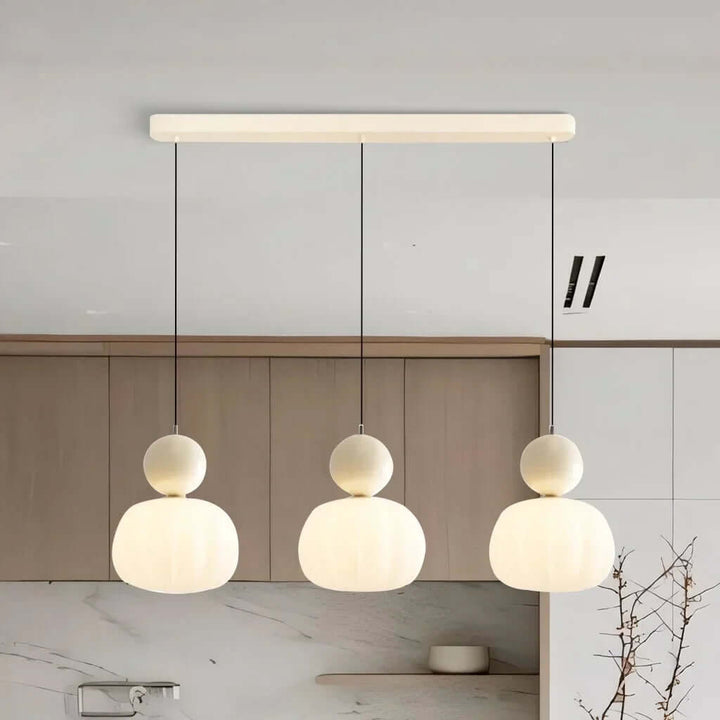 Plafonnier suspension crème, style Art Déco, luminaire moderne et chic.