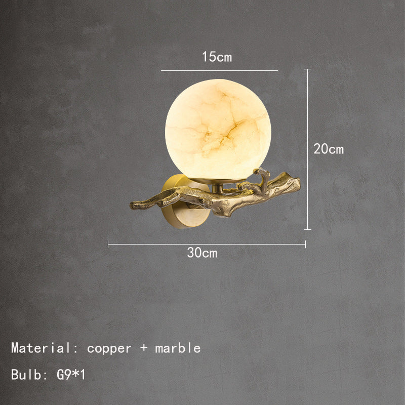 Applique murale en bronze au design moderne, luminaire intérieur raffiné pour une décoration chic et lumineuse.