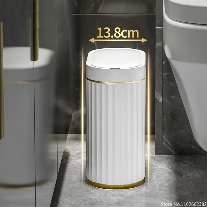 Poubelle sans contact au design contemporain, surface côtelée verticale, pour une hygiène optimale.