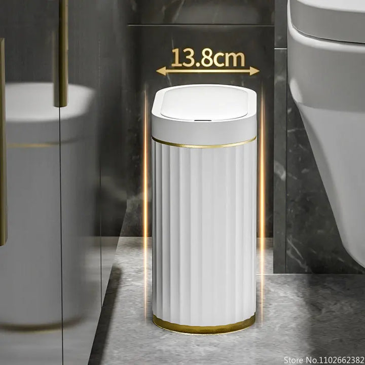Poubelle sans contact au design contemporain, surface côtelée verticale, pour une hygiène optimale.
