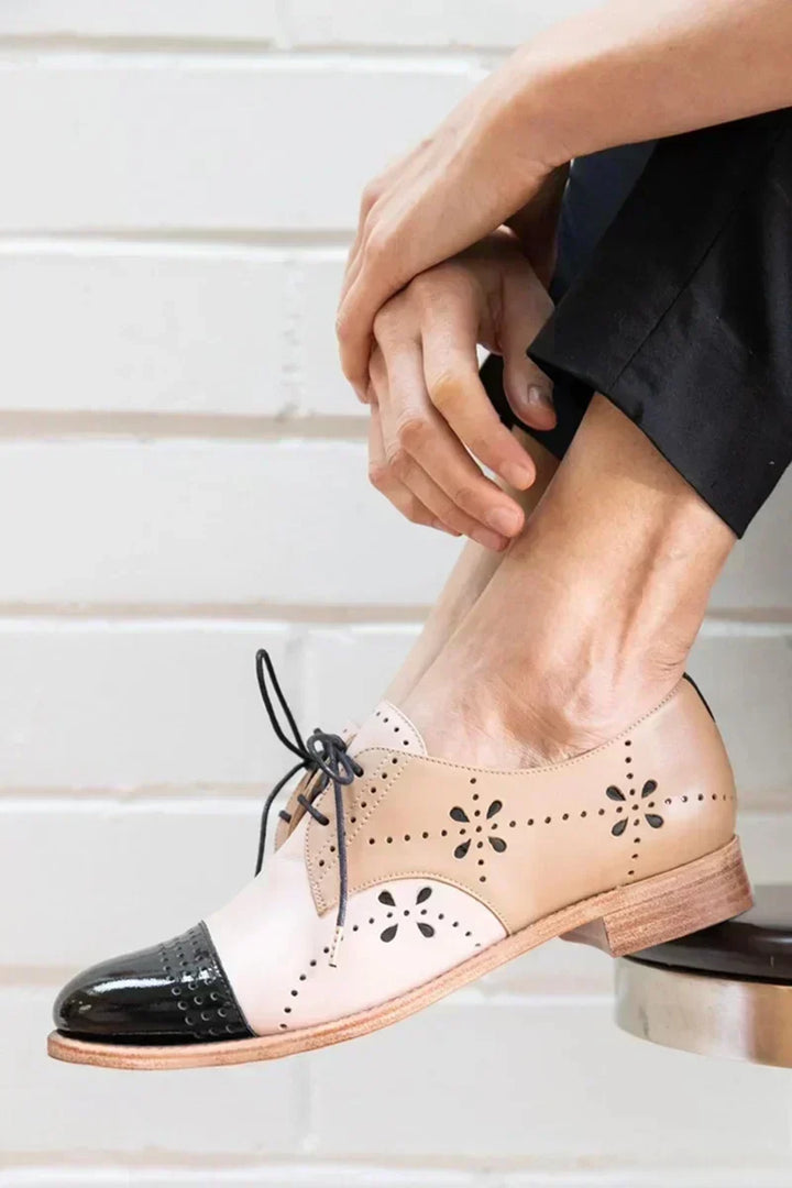 Paire de chaussures Oxford modernes à lacets pour femmes, offrant élégance et confort pour le quotidien ou le bureau.