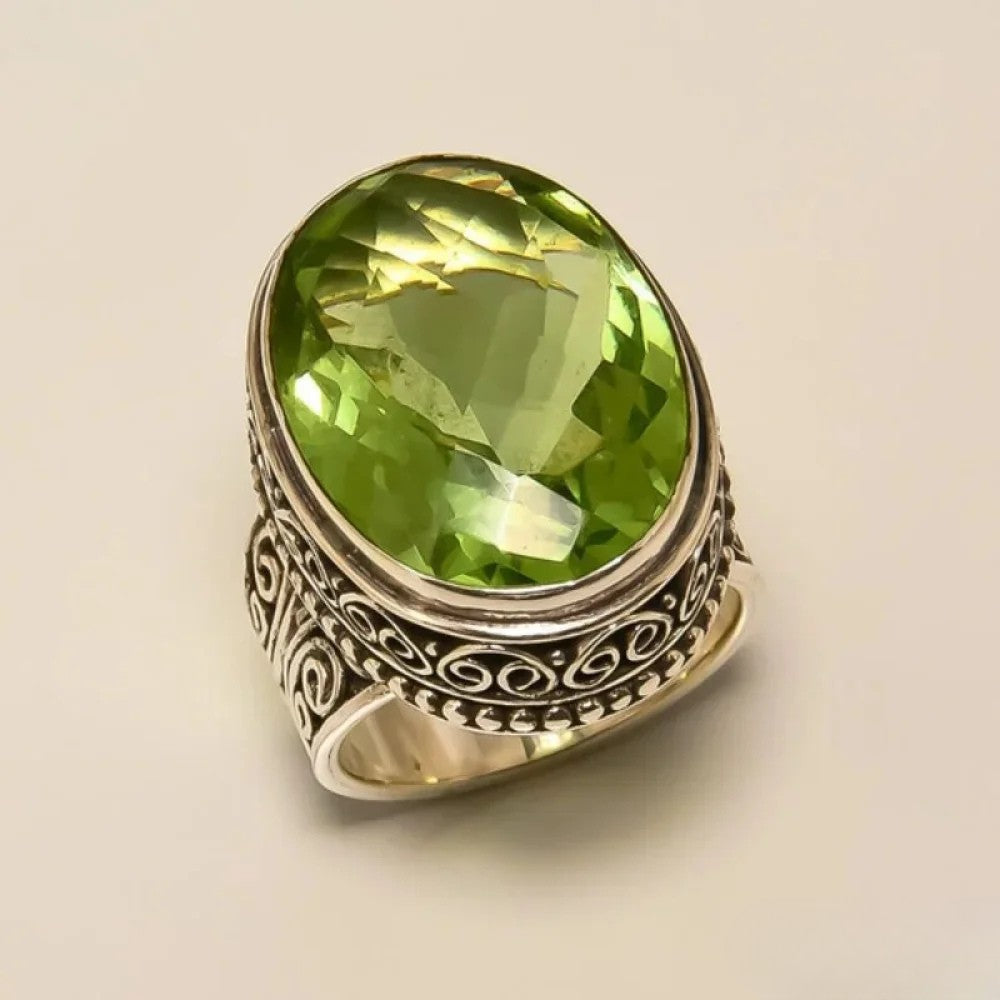 Bague femme élégante inspiration antique avec motif olive, ornée de pierres, un bijou sophistiqué.