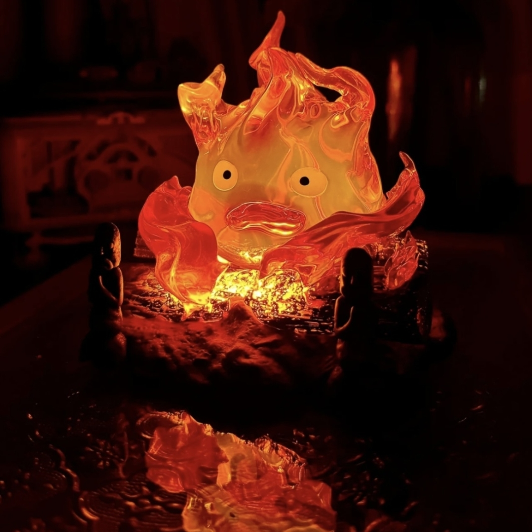 Lampe flamme LED FlameAura en PVC, veilleuse chaleureuse pour chambre, crée une ambiance douce et lumineuse.