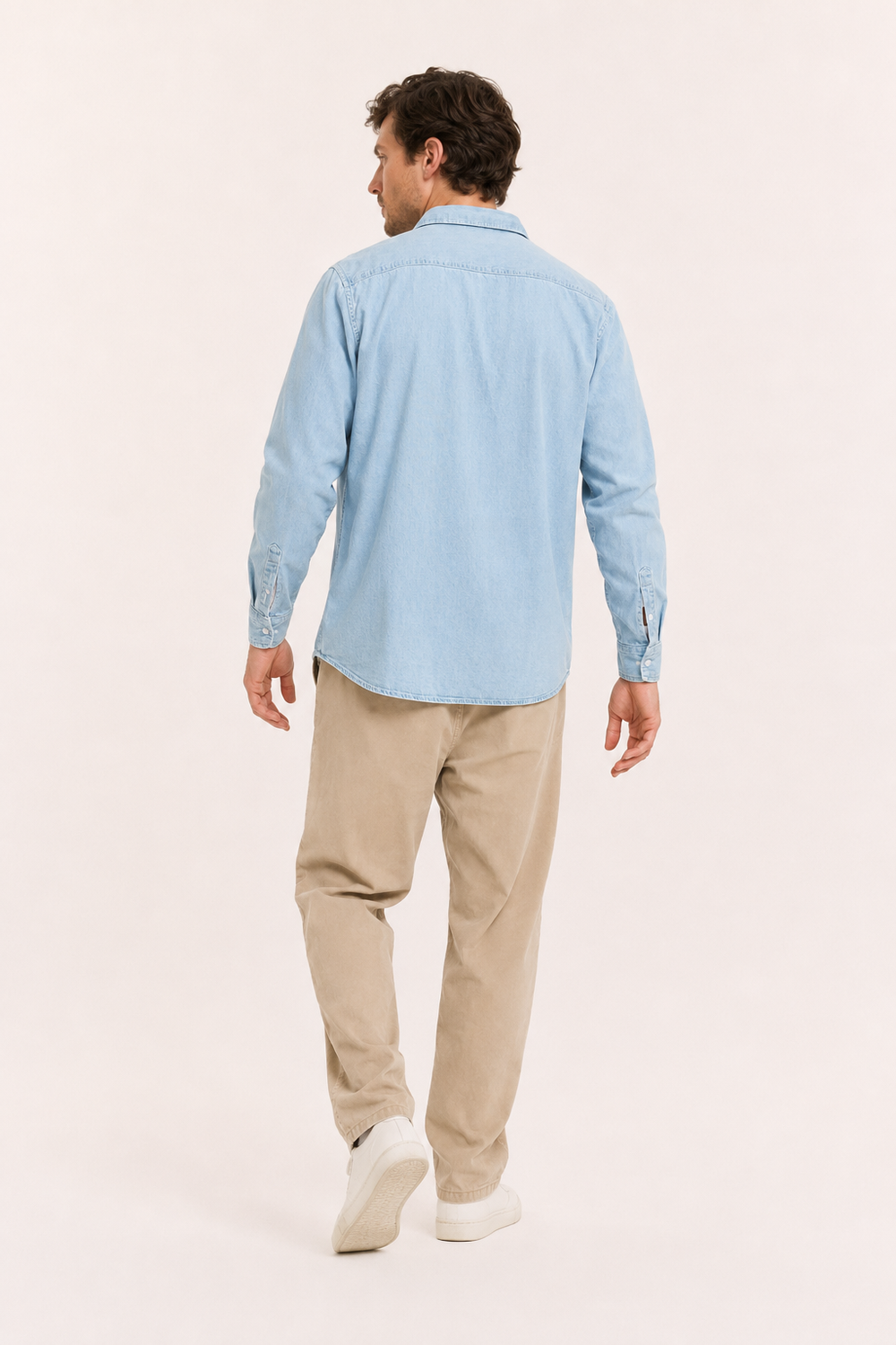 Vêtement homme : Chemise casual à manches longues coupe droite avec poche, idéale printemps-automne. Confort et style.