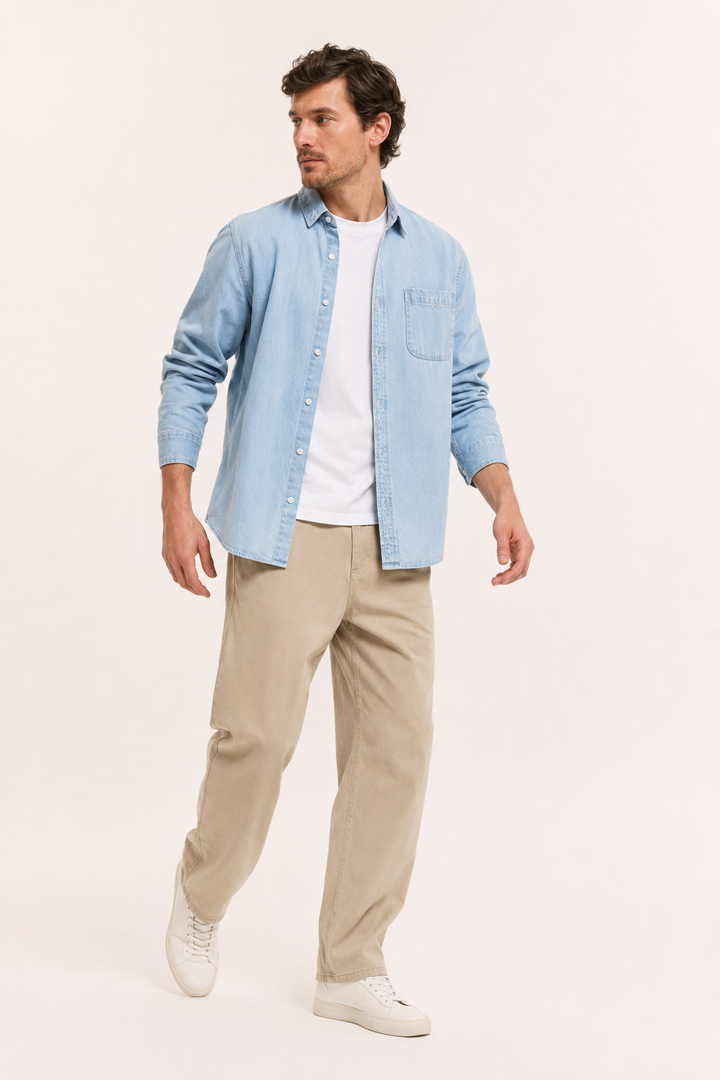 Chemise homme décontractée à manches longues et poche poitrine, boutonnée. Parfaite pour un look casual ou élégant.