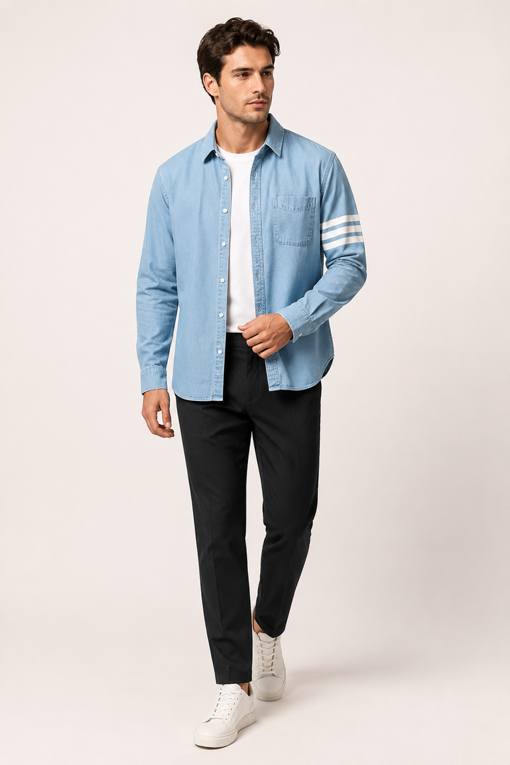 Chemise en jean homme bleue décontractée à manches longues avec poche, idéale pour un look moderne automne/printemps.