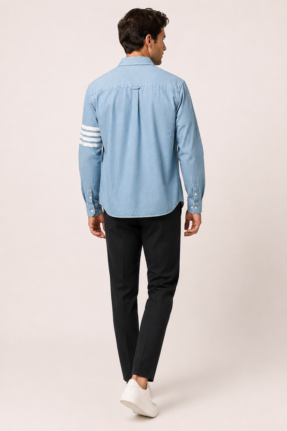 Chemise en jean noire pour homme, style décontracté, manches longues, poche poitrine. Parfaite pour la mode masculine.