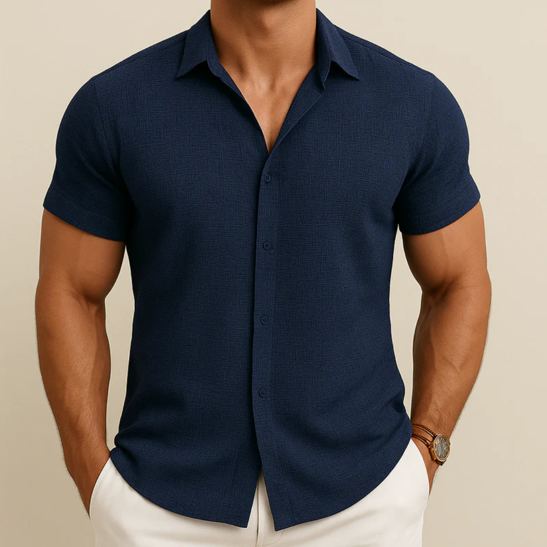 Chemise homme unie à manches courtes, coupe slim fit moderne. Idéale pour un look élégant et décontracté en été.