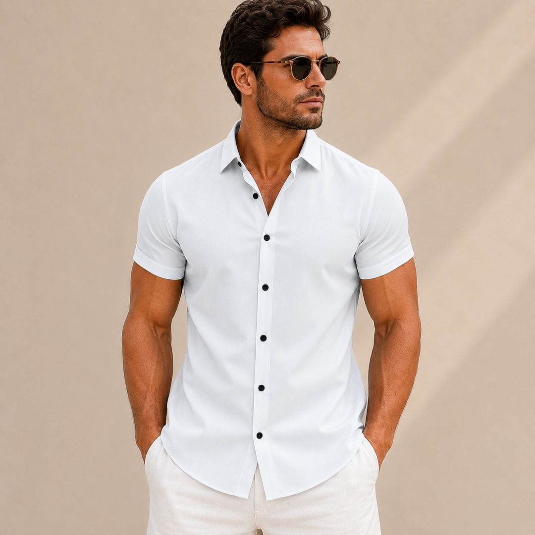 Chemise homme unie élégante slim fit à manches courtes pour l'été, style moderne et col italien.