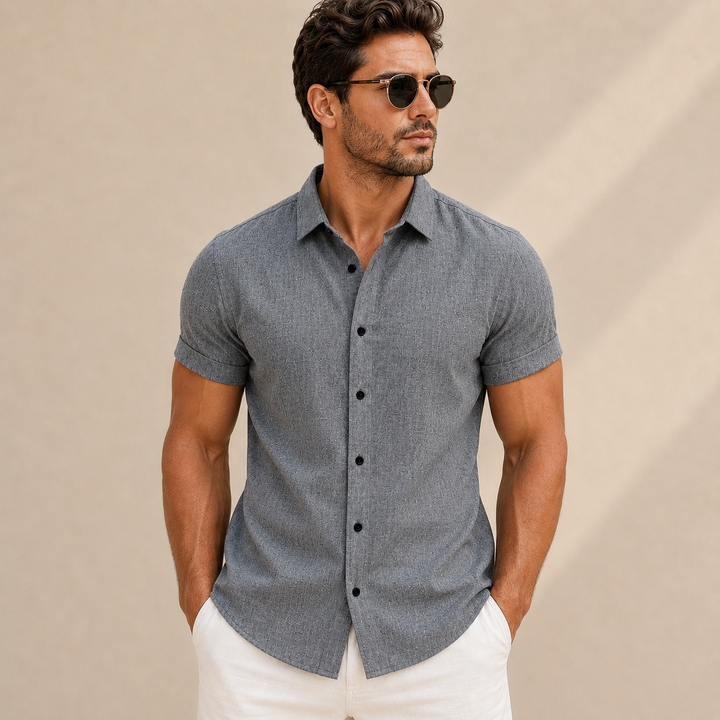 Chemise homme élégante à manches courtes, coupe ajustée unie. Col italien, parfaite pour la mode masculine estivale.