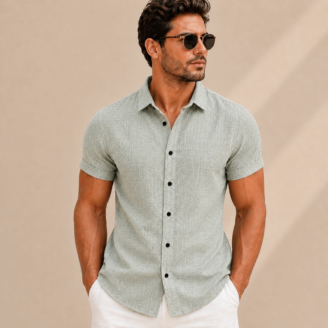 Chemise homme slim fit unie manches courtes, moderne et boutonnée, idéale pour l'été ou un style casual.