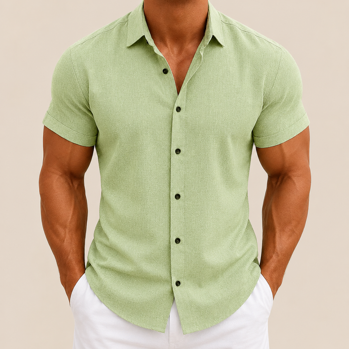 Élégante chemise homme unie à manches courtes pour l'été. Coupe slim fit moderne avec col italien.