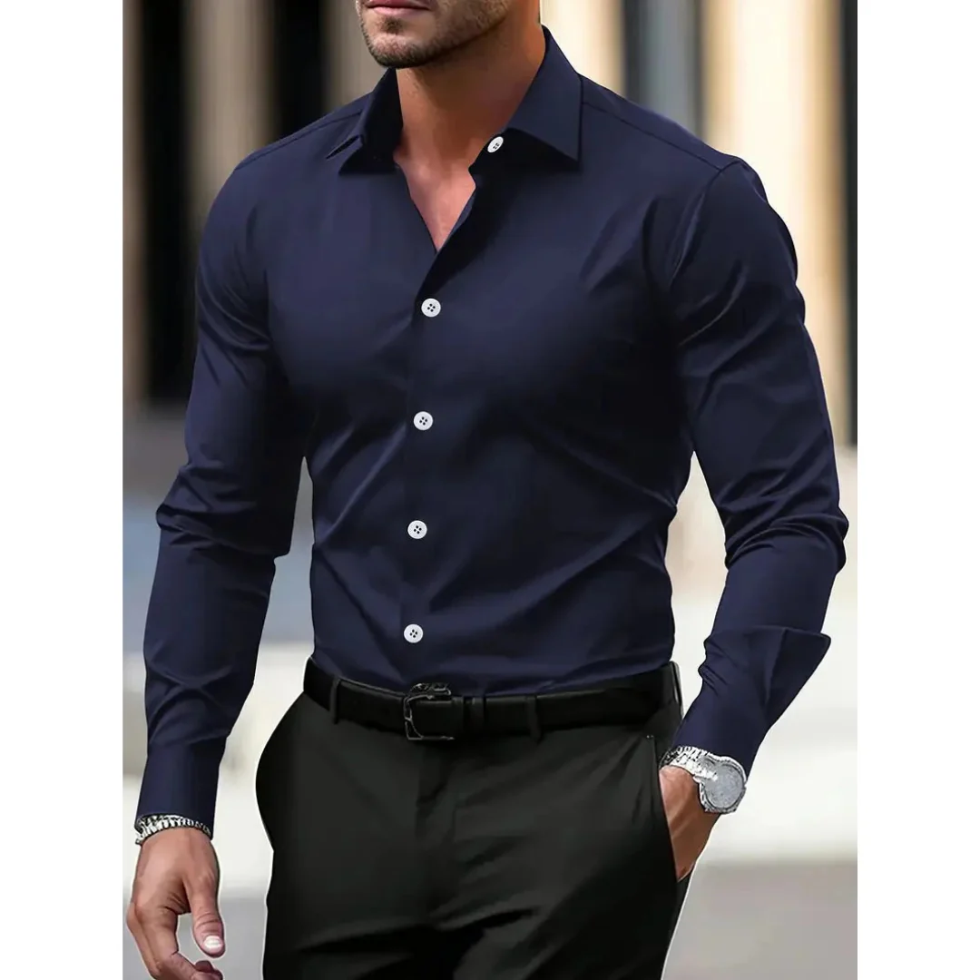 Photo studio d'une chemise homme slim fit, montrant sa coupe ajustée et son design élégant et intemporel.