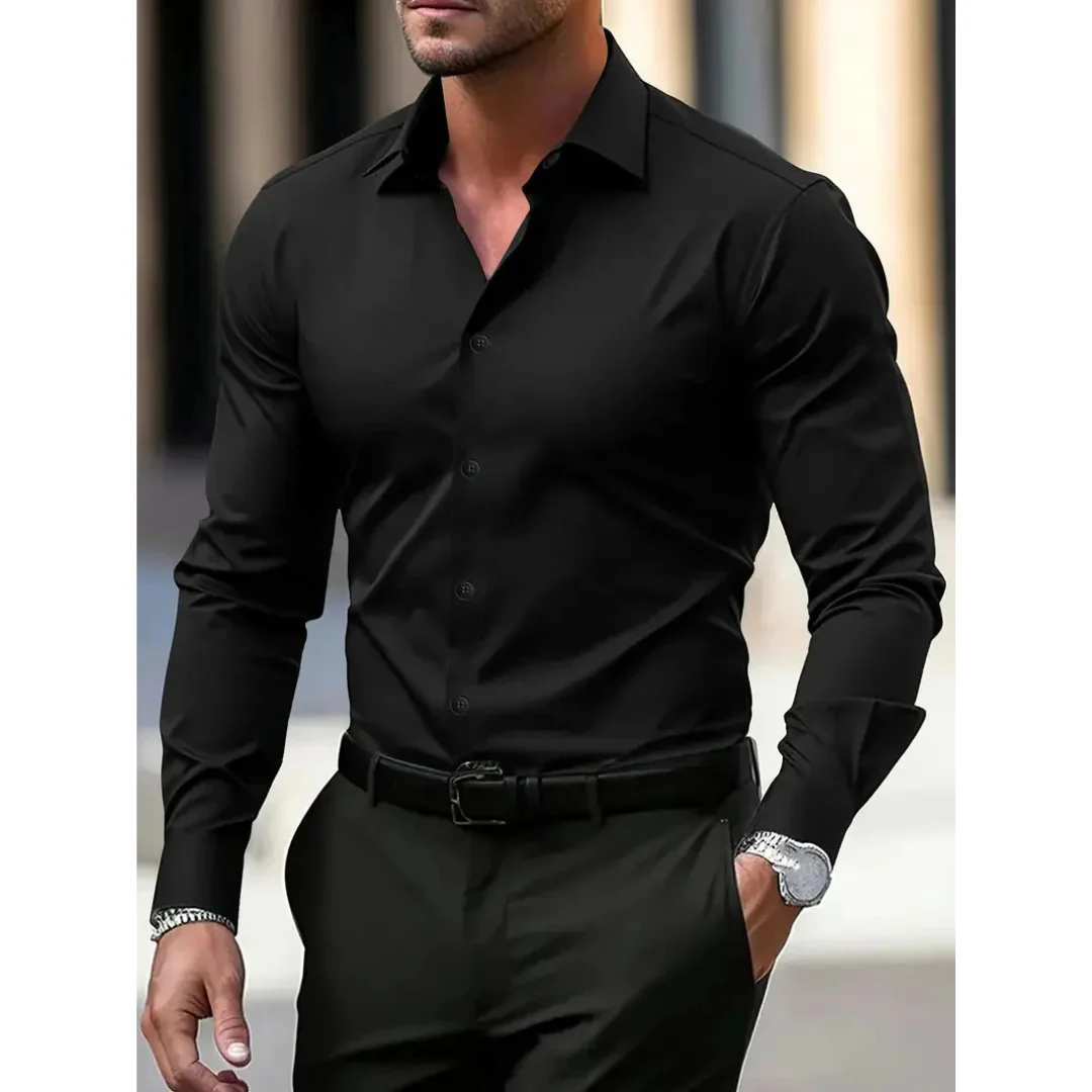 Chemise unie homme, coupe ajustée, manches longues et col classique. Un essentiel pour une mode masculine soignée.