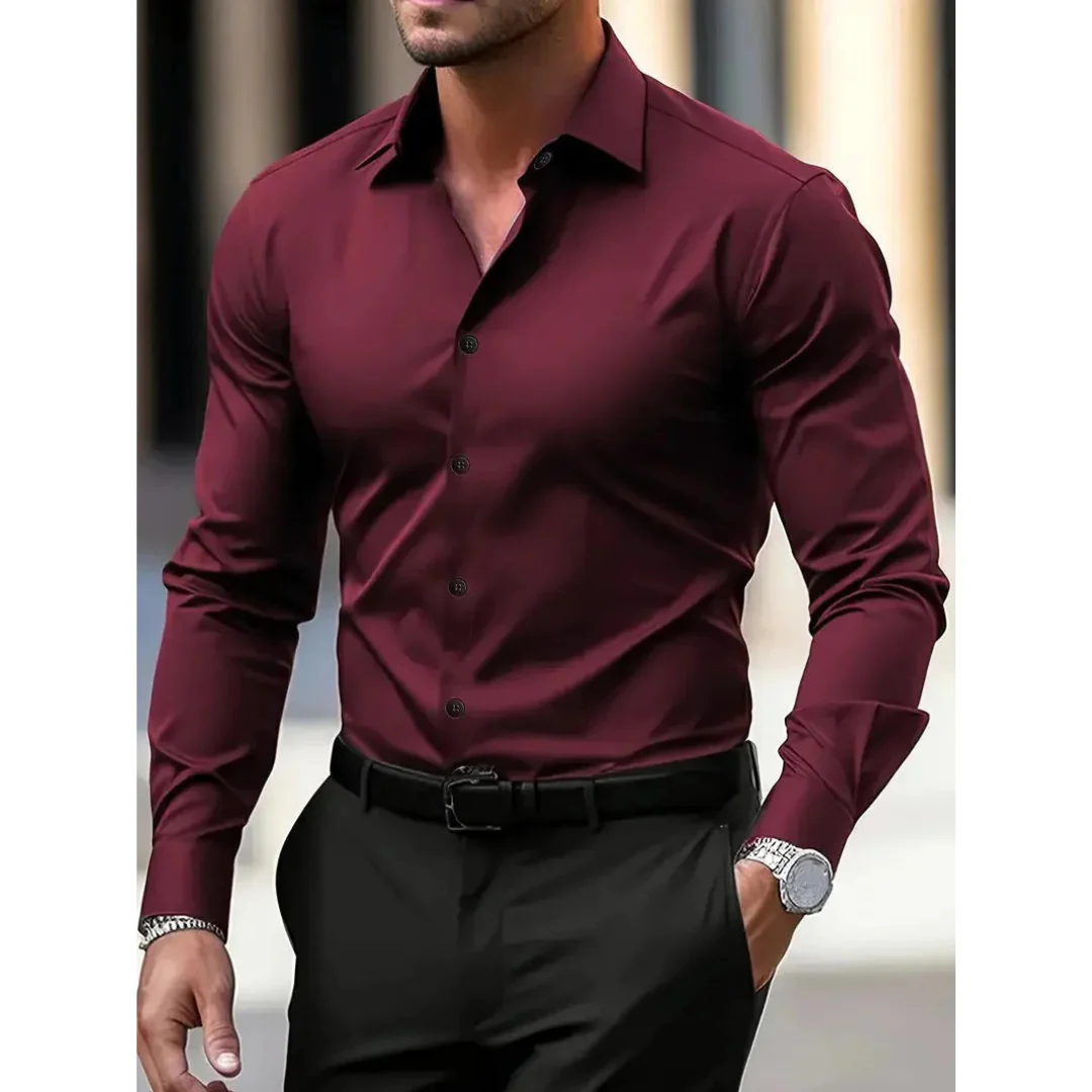Chemise homme élégante en coupe slim, tissu uni. Indispensable de la mode masculine pour toutes occasions.