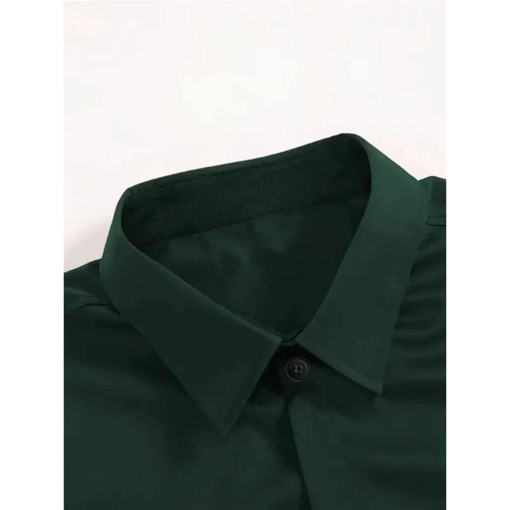 Chemise homme unie coupe slim, col classique soigné. Vêtement élégant pour un style moderne et raffiné.