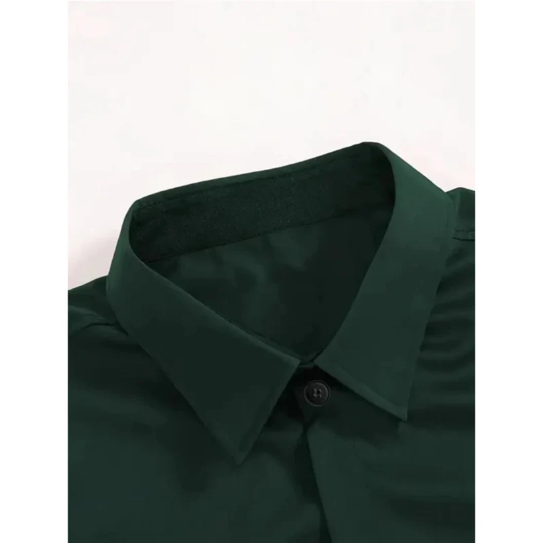 Chemise homme unie coupe slim, col classique soigné. Vêtement élégant pour un style moderne et raffiné.