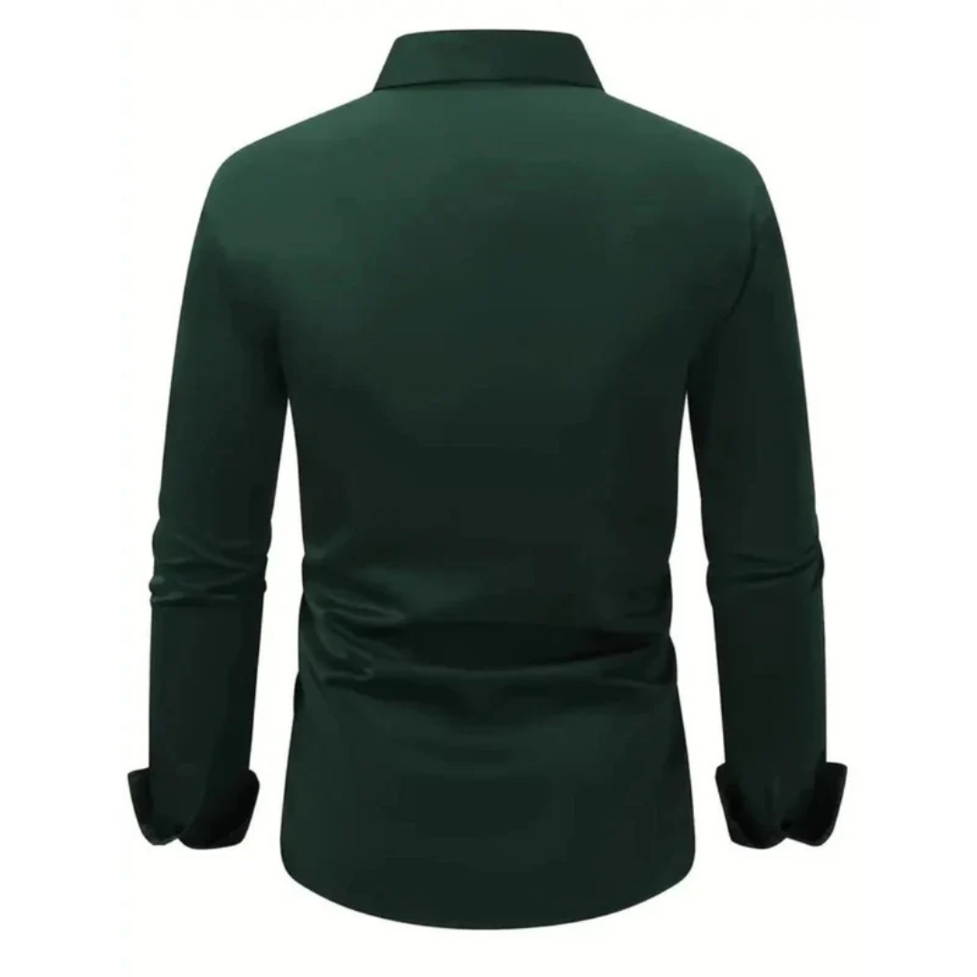 Modèle masculin portant une chemise slim fit à manches longues, idéale pour un look formel ou décontracté chic.