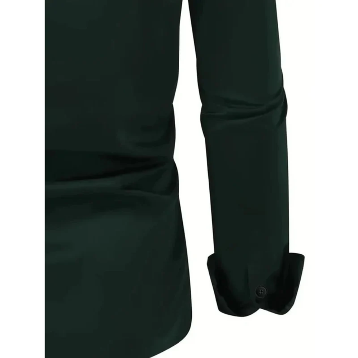 Détail du col classique et des manches longues de la chemise homme slim fit, symbole d'élégance moderne.