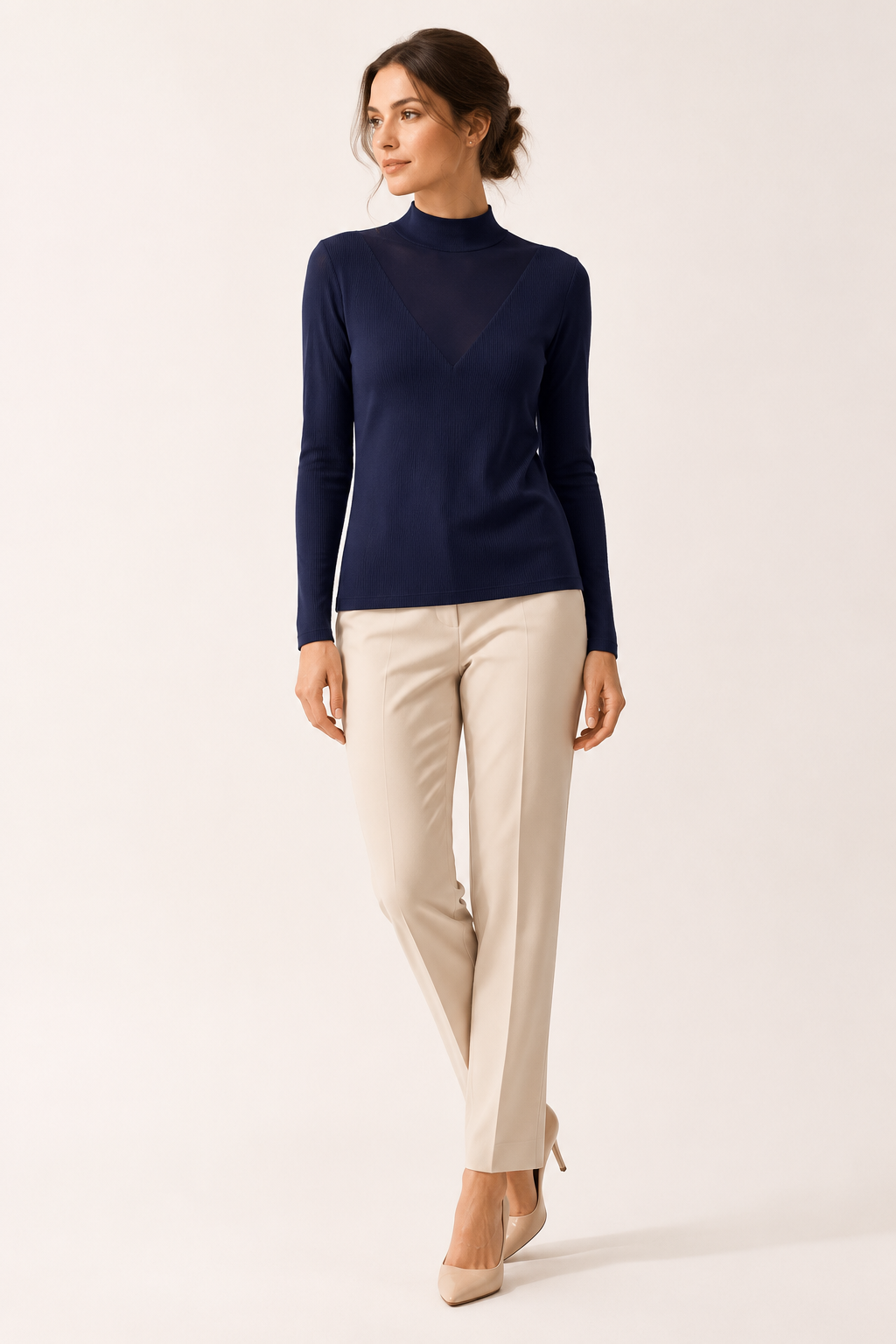 Femme portant un t-shirt moulant à col montant, détail V moderne. Idéal pour un look élégant et confortable.